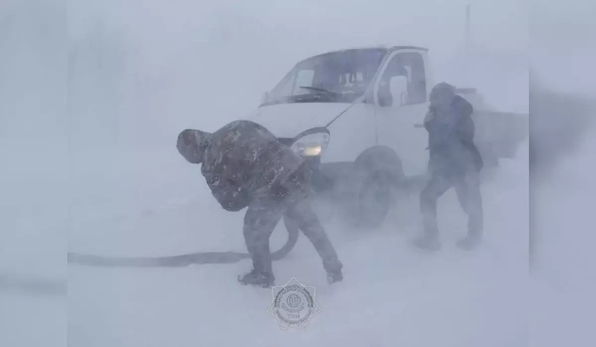 Почти 100 человек эвакуировали спасатели МЧС из снежных заносов за неделю