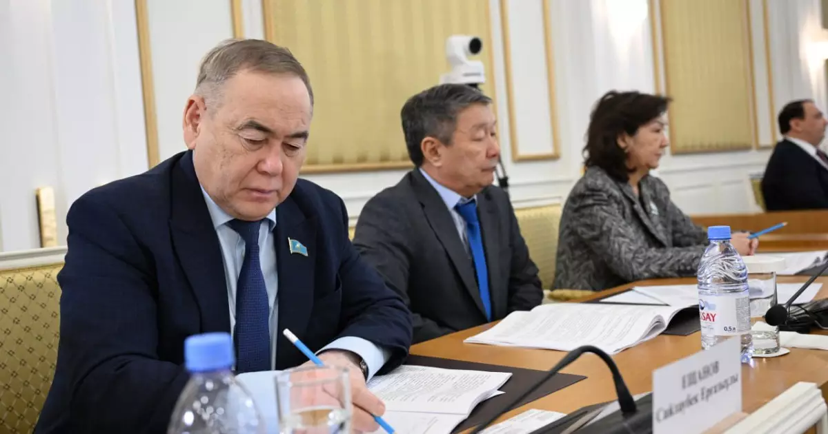   Конституциялық комиссияның  отырысы өтіп жатыр   