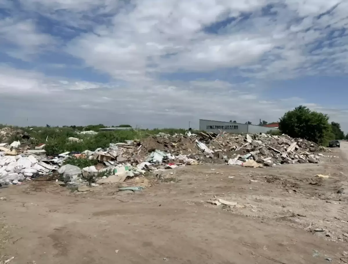 «Қаламызды ластауға жол бермейміз!»: Жаңа адамдар Қостанайдағы заңсыз қоқыс үйіндісінің жанында блокпост орнатты