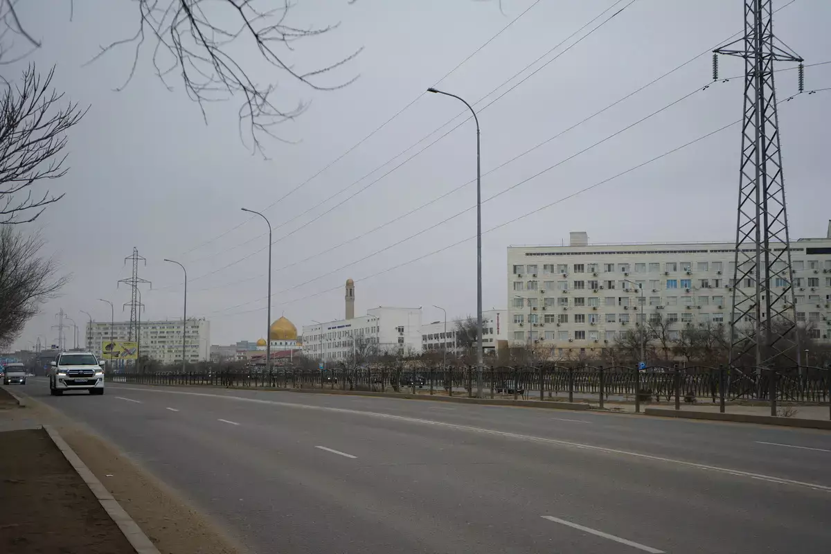 «Пешеходам закрыли дорогу»: демонтировать ограждение просят жители Актау - новости на Lada.kz 07.02.2026