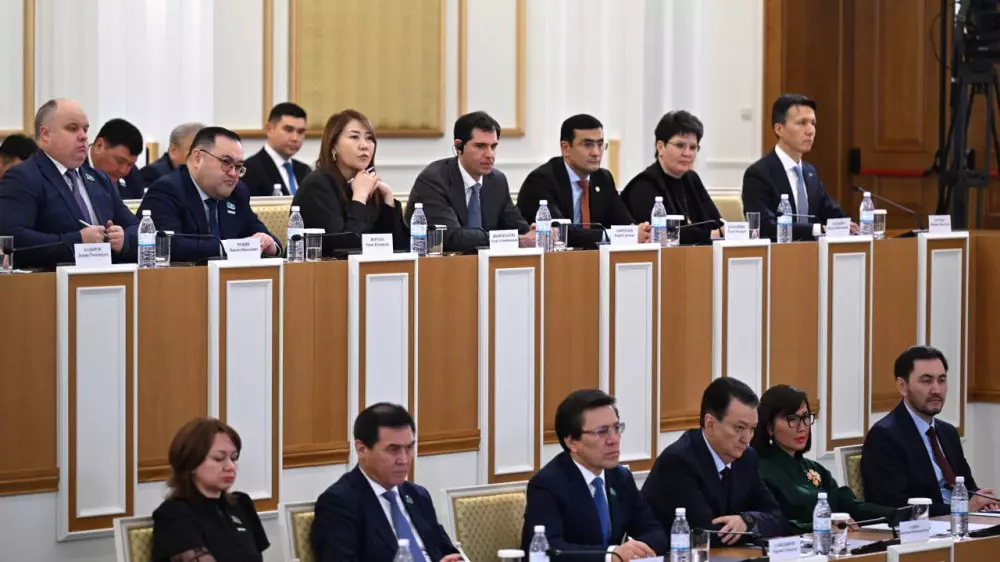 Қазақстандағы неке:  Конституция жобасына әйелдердің құқықтары мен мүдделерін қолдайтын норма енгізілді