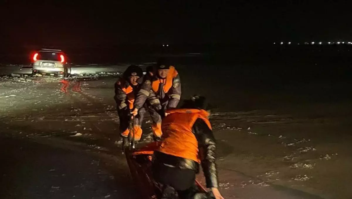 Қапшағайда жеңіл автокөлік мұз астына түсіп кетті