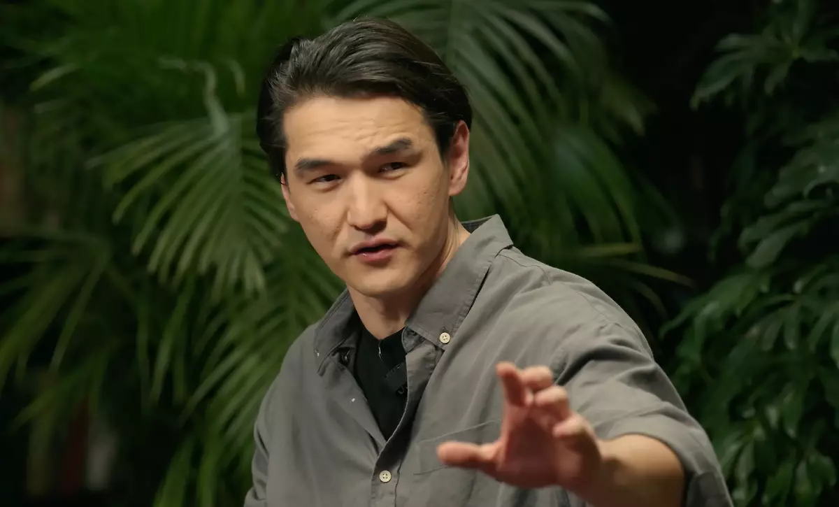 Сабуров отказался от бесплатного перелета в ОАЭ из-за наручников и купил билет в Казахстан.