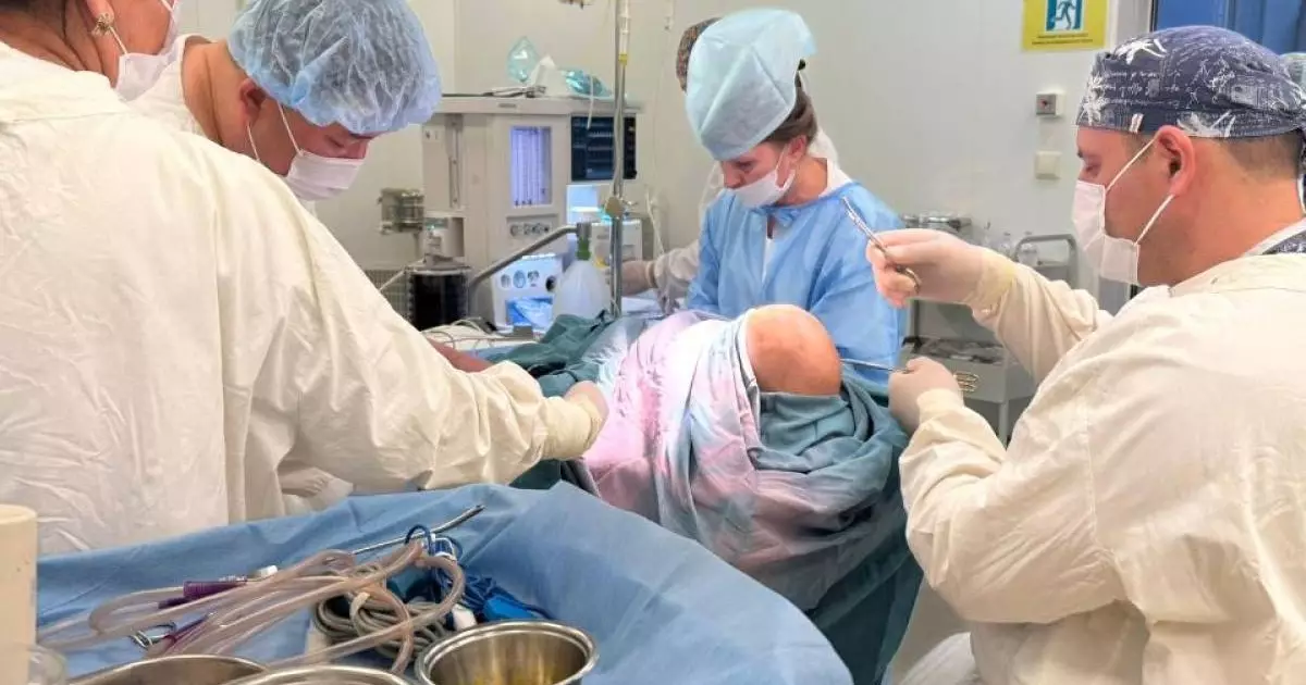  В Таразе впервые провели сложную операцию ребенку с редкой патологией 