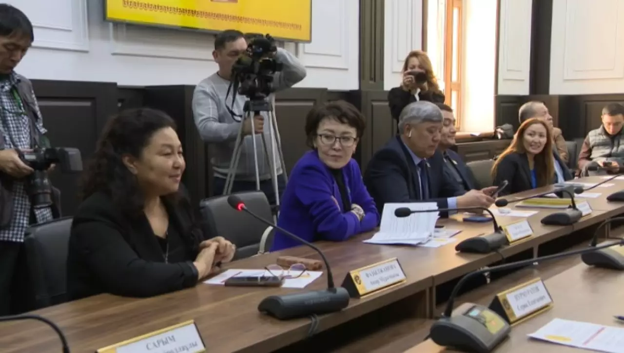 Круглый стол по обсуждению проекта Конституции состоялся в Алматы