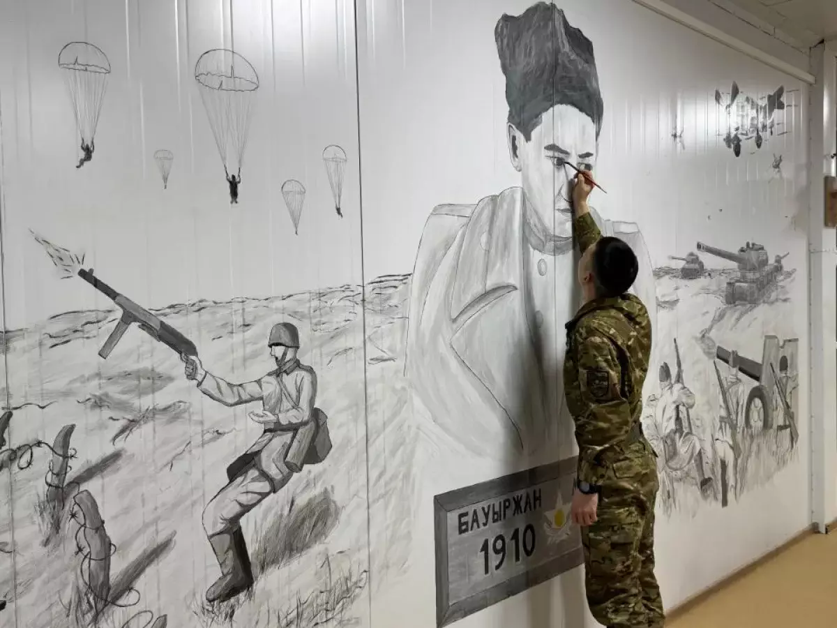 Служба в строю и искусство: матрос-художник создает картины о героях Казахстана