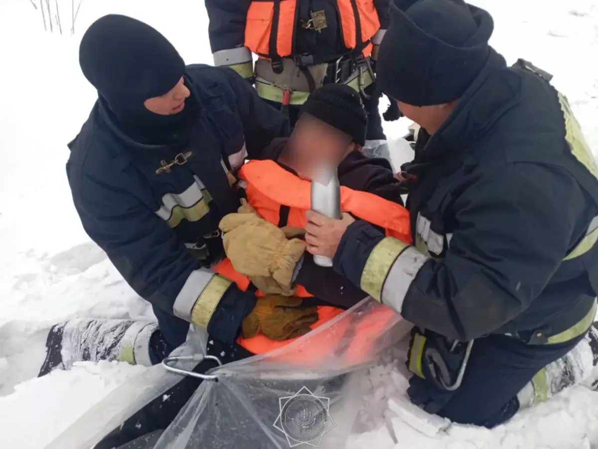 В Риддере спасли рыбака, оказавшегося на тонком льду