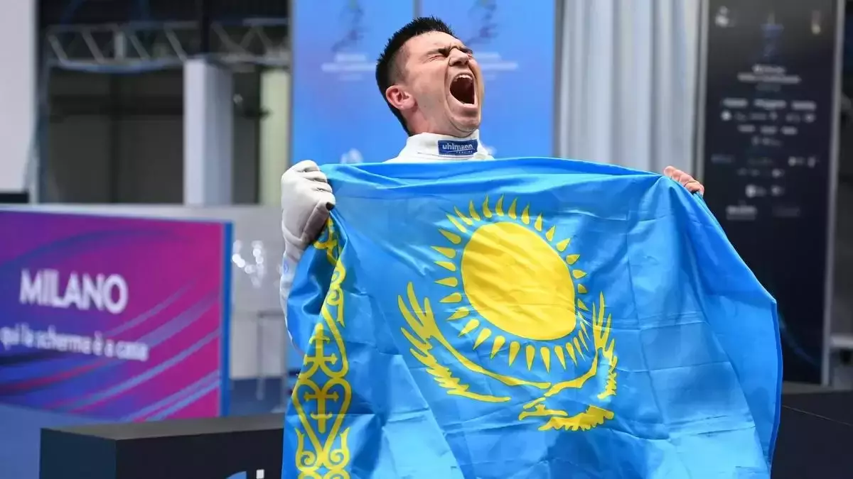 Ескісін қосып жіберген: қазақстандық семсерлесушілер әнұранды жанды дауыста айтты