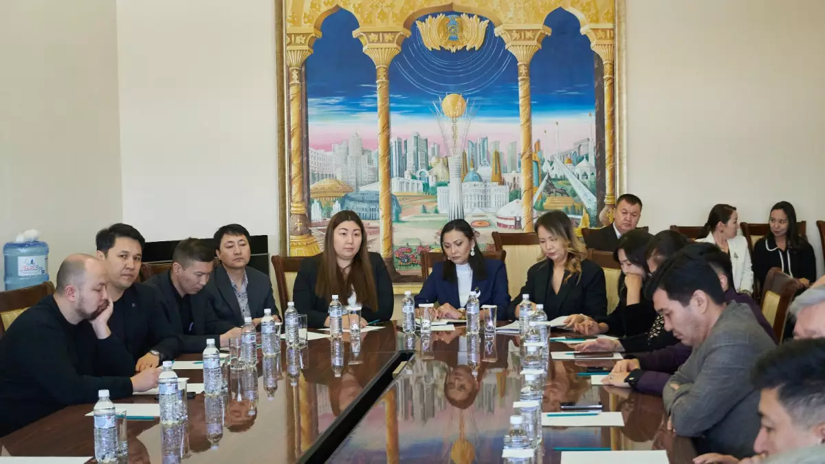 Жаңартылған Конституция: Қазақконцерт алаңында ашық талқылау өтті