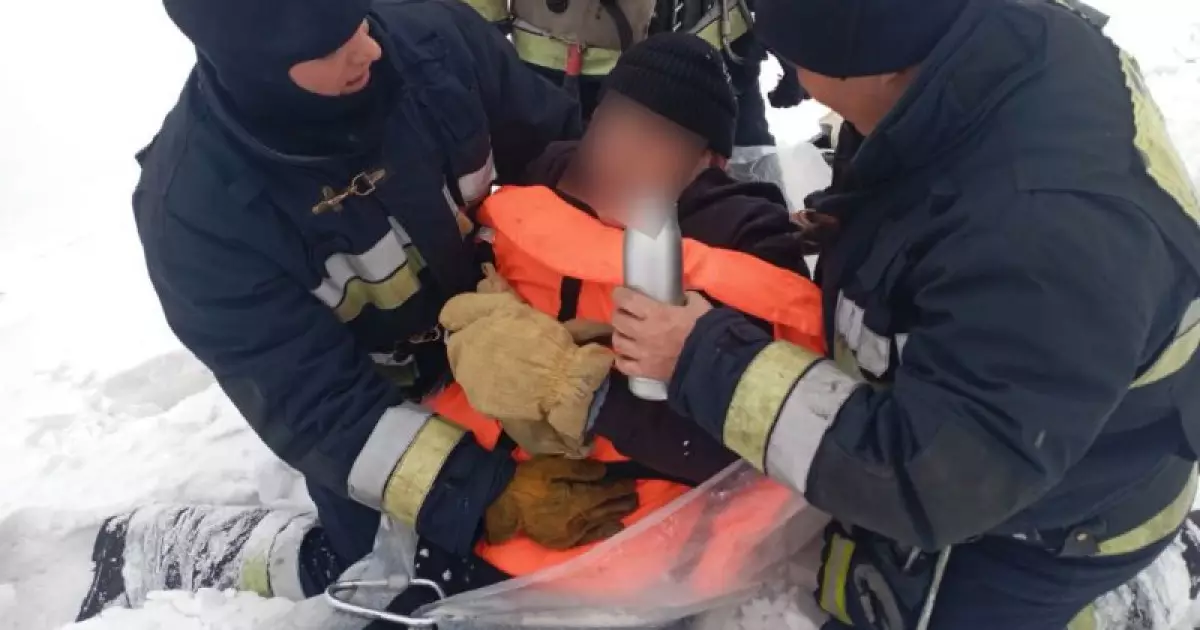   Риддерде өзендегі мұз опырылып, балықшы суға батып кете жаздады   