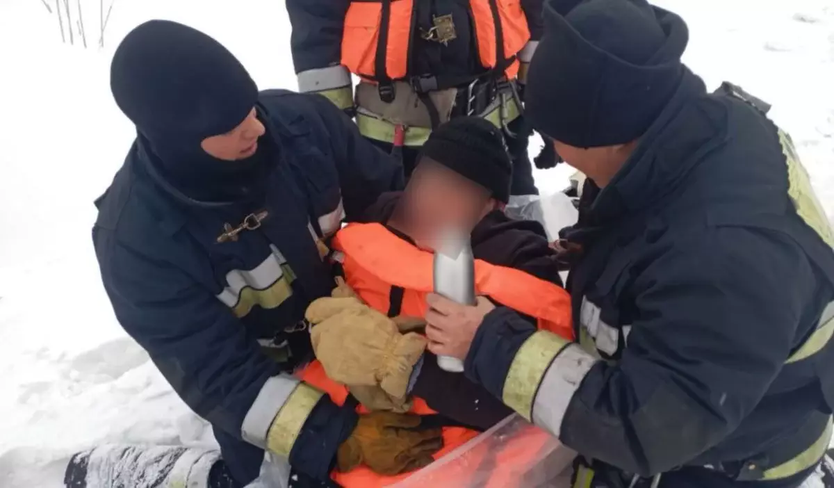 Рыбак оказался в опасной ситуации на реке в ВКО