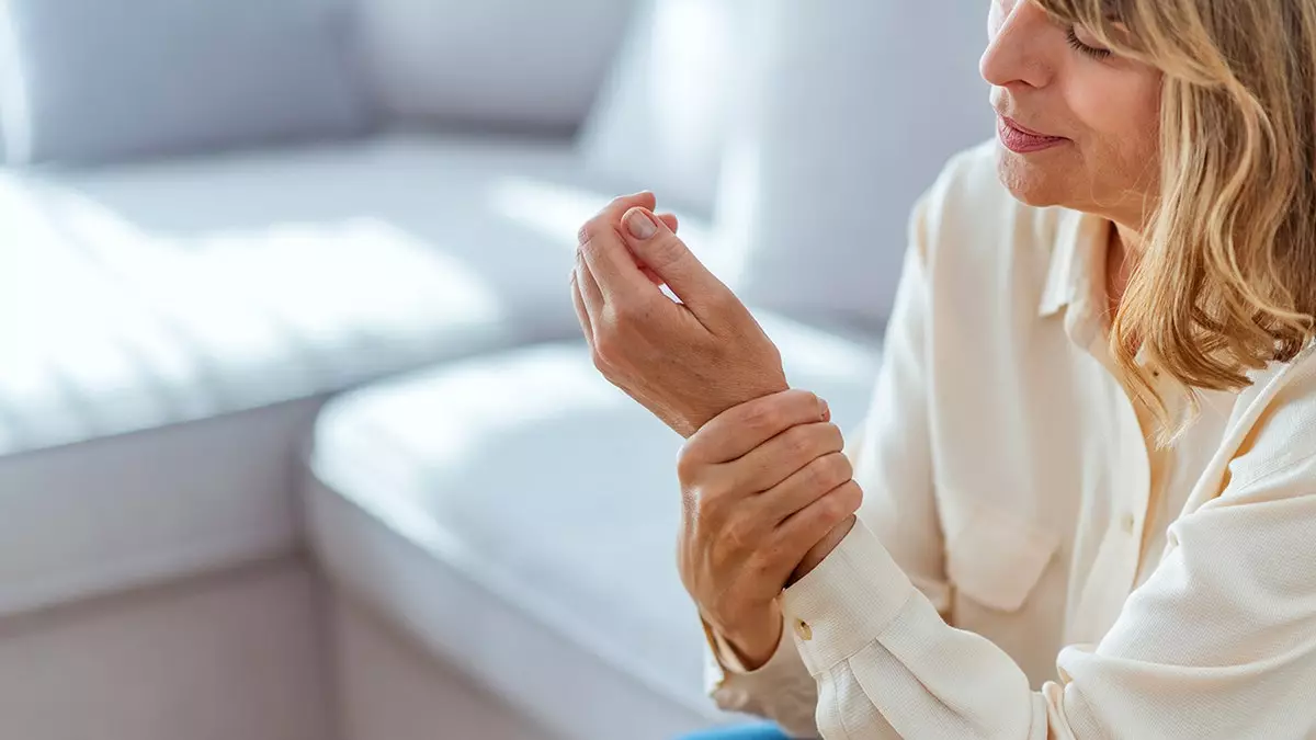 Скрытые признаки того, что ваши кости могут быть слабее, чем вы думаете, по мнению врача.