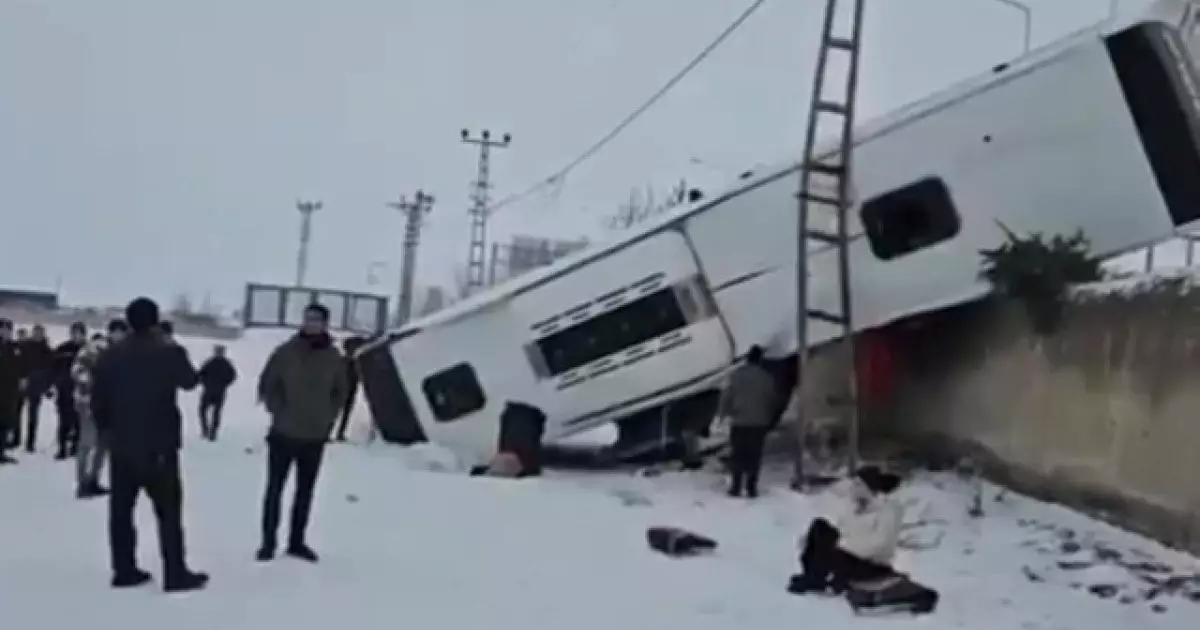  Жолаушылар автобусы аударылып, 16 адам жарақат алды 