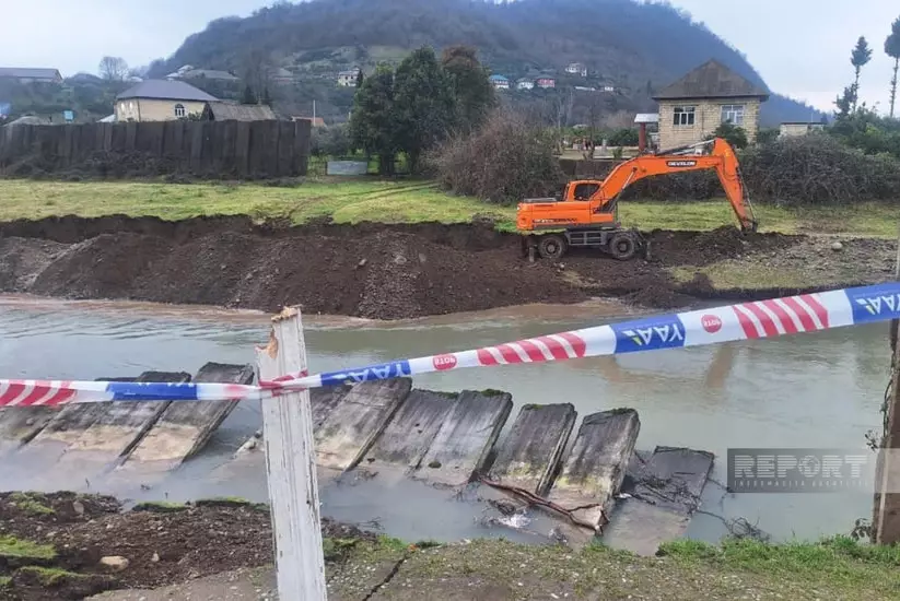 В Азербайджане из-за оползня частично разрушена дорога