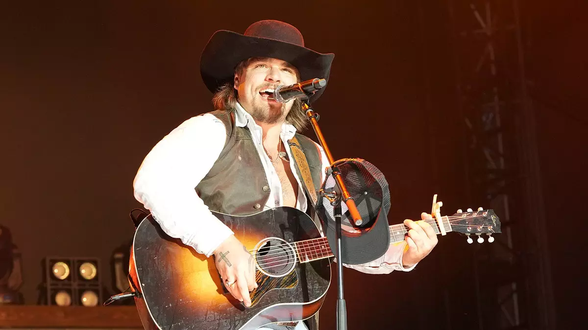 Кантри-звезда Гэвин Эдкок поддерживает патриотическую альтернативу шоу в перерыве Супербоула от Кид Рока.