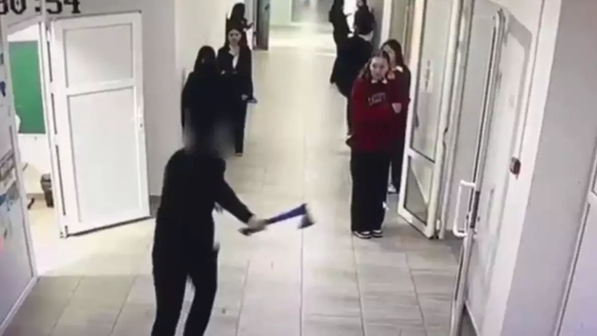 После нападения школьника с топором в Кульсары уволили директора школы