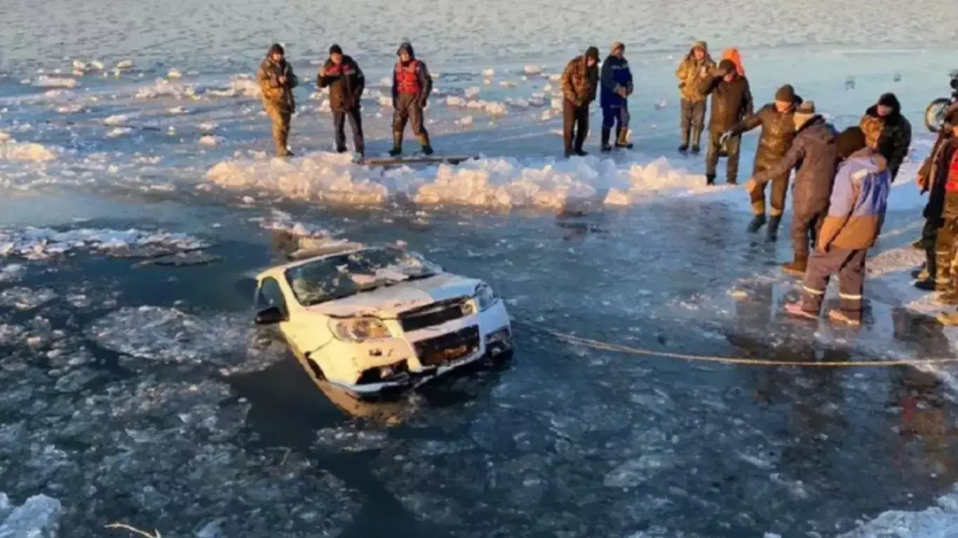 В Казахстане автомобиль провалился под лед, двух женщин спасли.