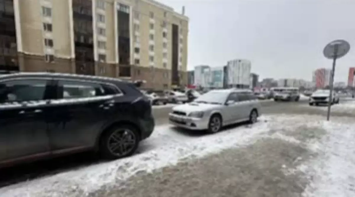 Жительница Астаны обнаружила изуродованную машину после двух дней на парковке