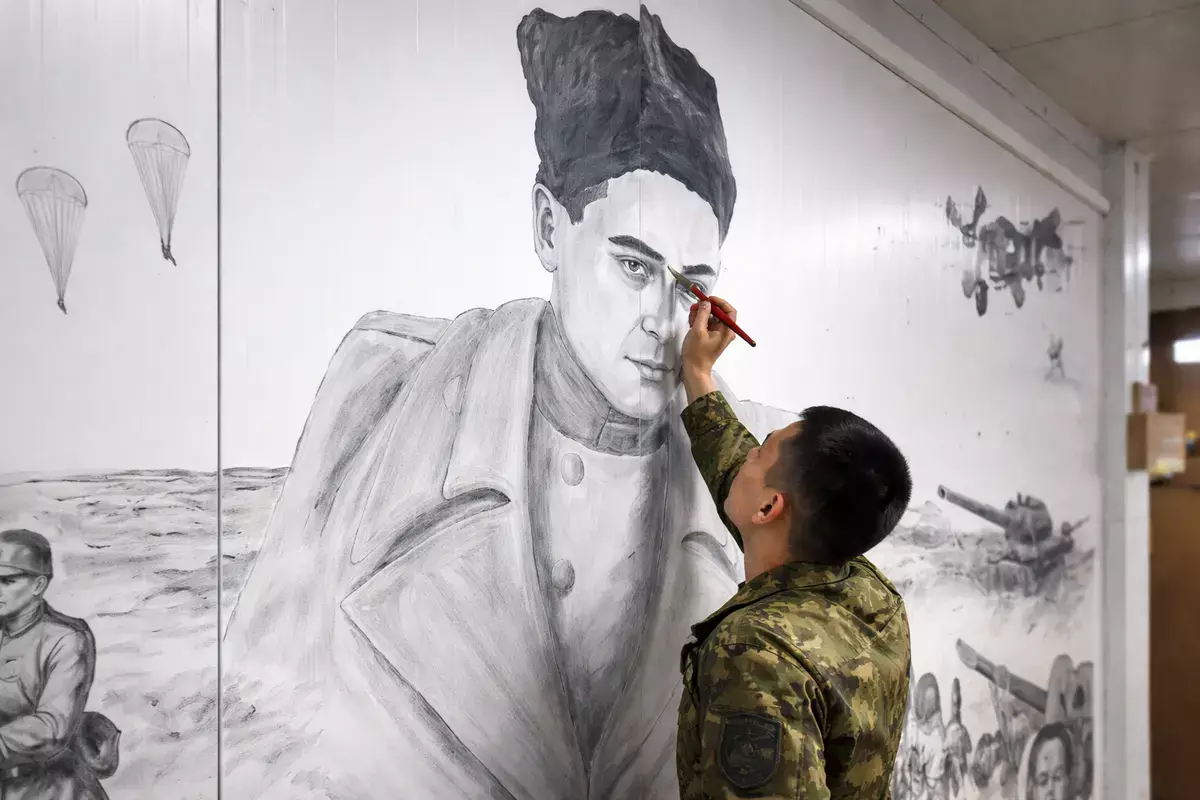 Художник в тельняшке: матрос морской пехоты близ Актау пишет картины - новости на Lada.kz 07.02.2026