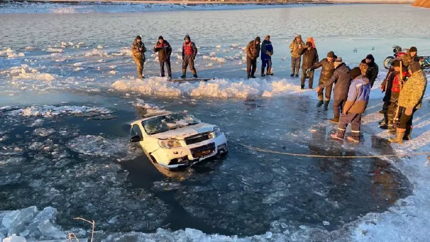 Автомобиль провалился под лед в Казахстане.