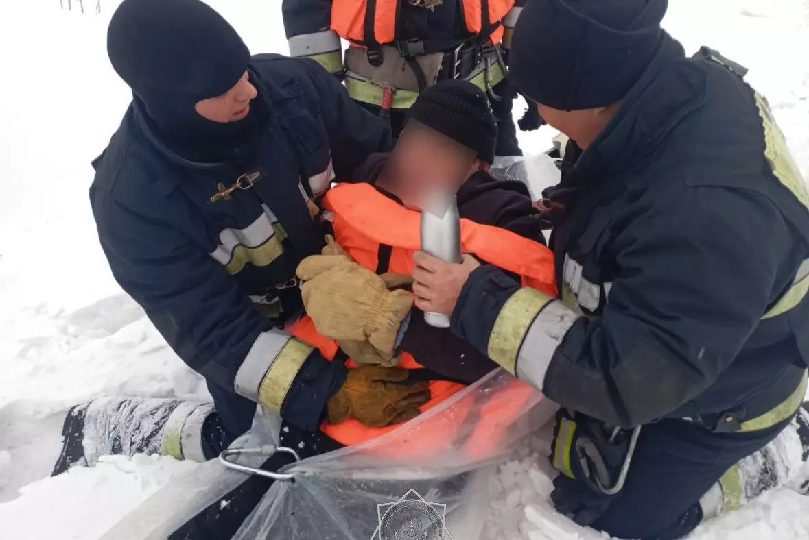 Мужчина во время подлёдной рыбалки не мог вернуться на берег в Риддере