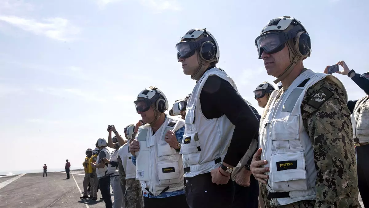 Специальный посланник Трампа Уиткофф и Кушнер посетили американский авианосец на фоне напряженности с Ираном и провели переговоры.