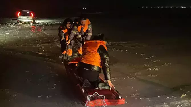 Лёд проломился под автомобилем на водохранилище в Казахстане, женщины спасены.