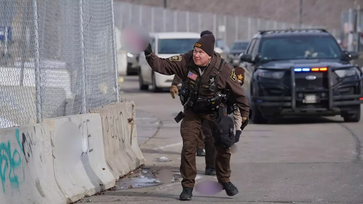 Антииммиграционные активисты задержаны у федерального здания в Миннеаполисе после того, как в правоохранителей бросили непристойные предметы.