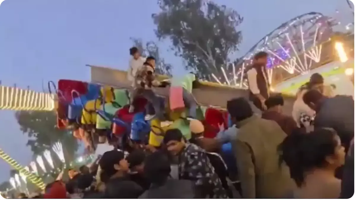 Үндістанда адамдар отырған аттракцион құлап, бір полицей қаза тапты