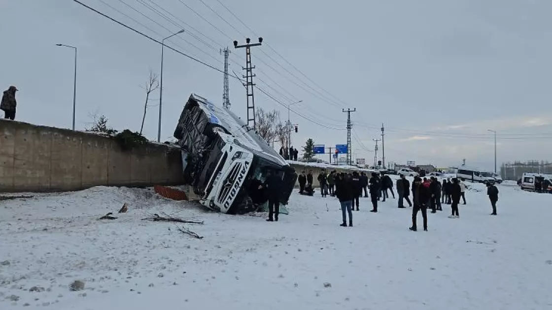 Түркияда автобус аударылып, 16 адам зардап шекті
