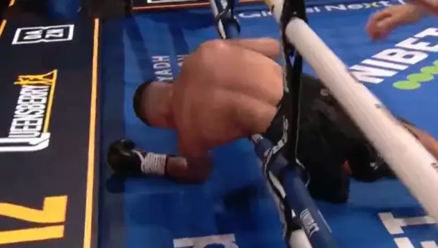 Нокаутом и потерей титула обернулся главный бой вечера бокса