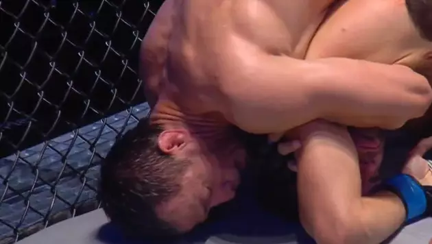Нурмагомедов задушил соперника в титульном бою: тот потерял сознание