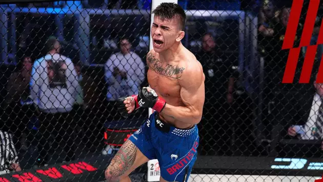 Досрочная развязка случилась в главном бою UFC с участием казахстанца