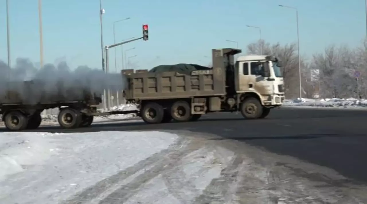 Перегруженные фуры разрушают дороги ЗКО