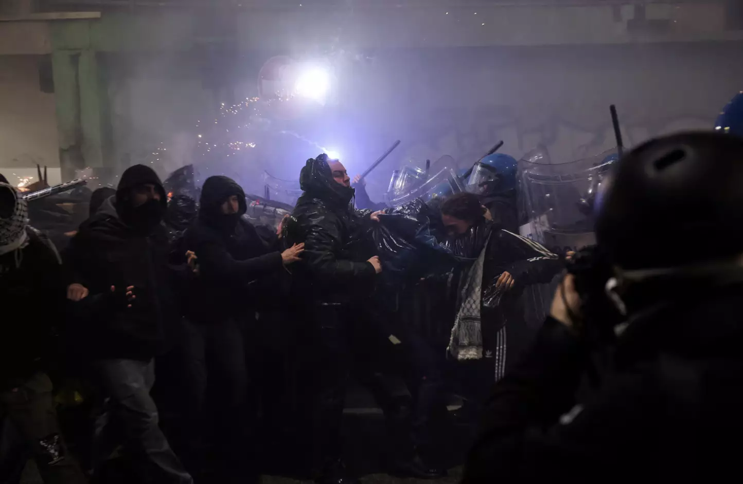 Италиядағы Олимпиада: алғашқы күні жарылыс пен жаппай шеру басталды