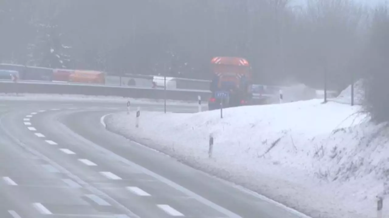 Без соли и химии: как справляются с гололёдом в мире