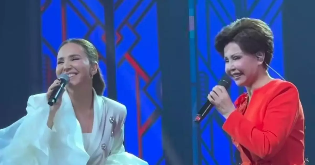   Тарихи сәт: Роза Рымбаева әнші Диана Исмаилға өз көйлегін сыйлады   