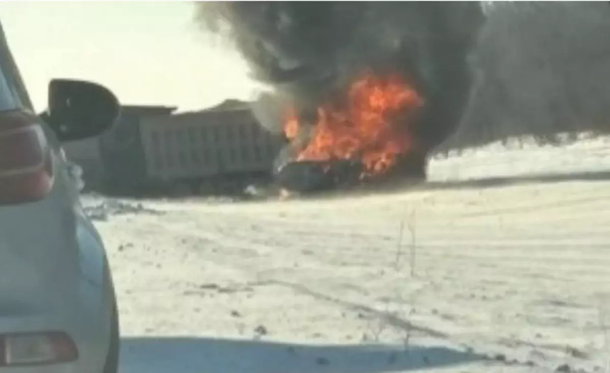 Жүргізуші көз жұмды: СҚО-да жұк көлігімен соқтығысқан жеңіл көлік өртеніп кетті