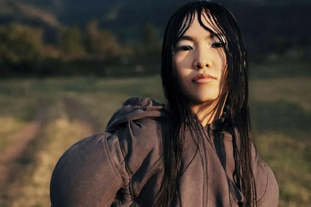 «Заслуживаешь»: оригинальный подарок от рук Розы Рымбаевой получила певица Yenlik