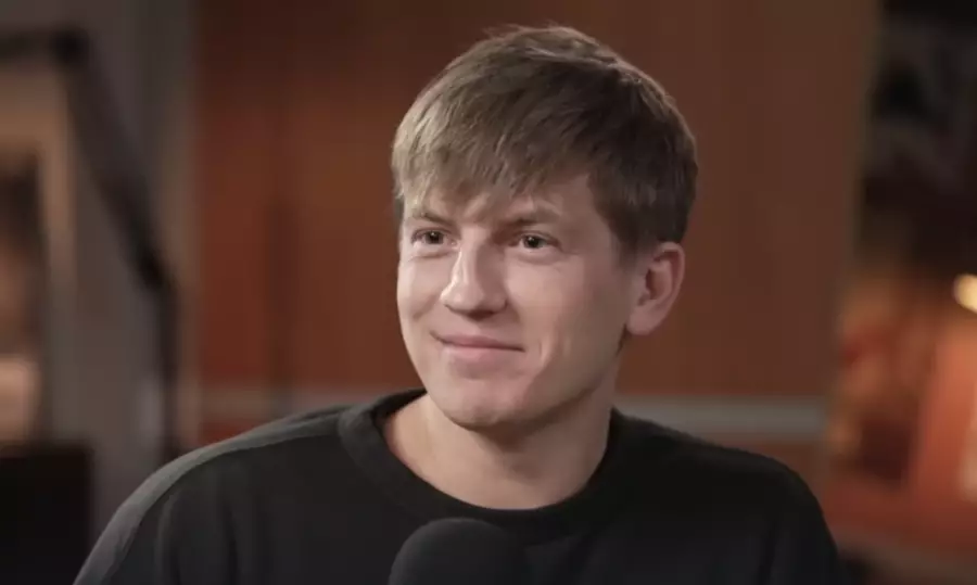 “ЧБД“ шоуының жүргізушісі Алексей Щербаков Сабуровтың соңынан еріп, Алматыға ұшып келді