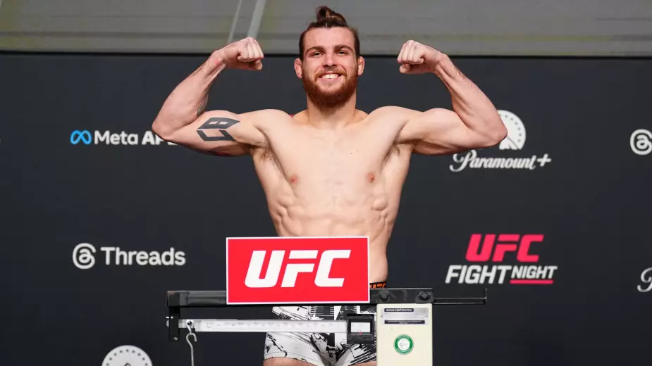 Экс-чемпион лиги из Казахстана выиграл второй бой подряд в UFC