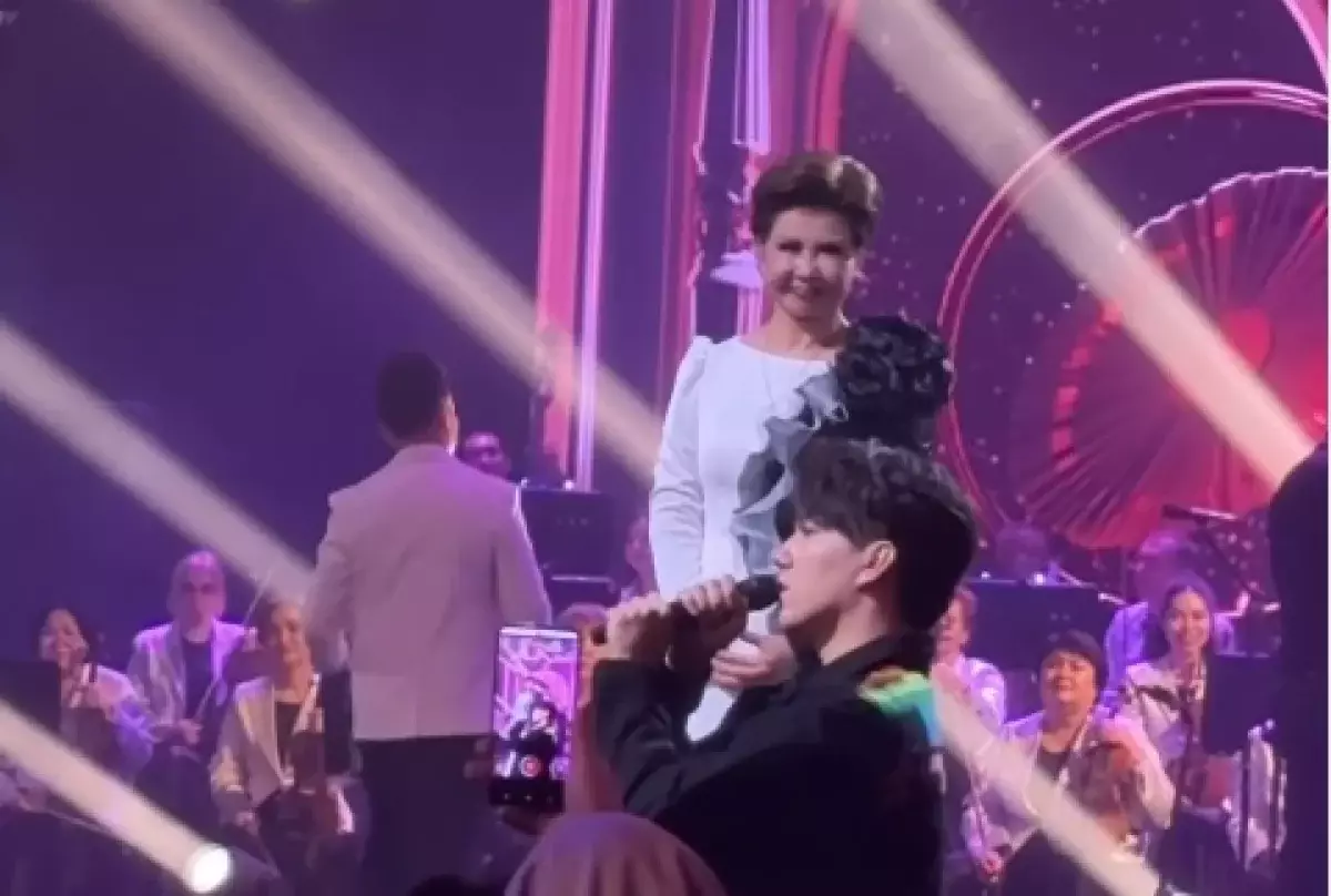 Димаш Кудайберген поклонился Розе Рымбаевой (видео)