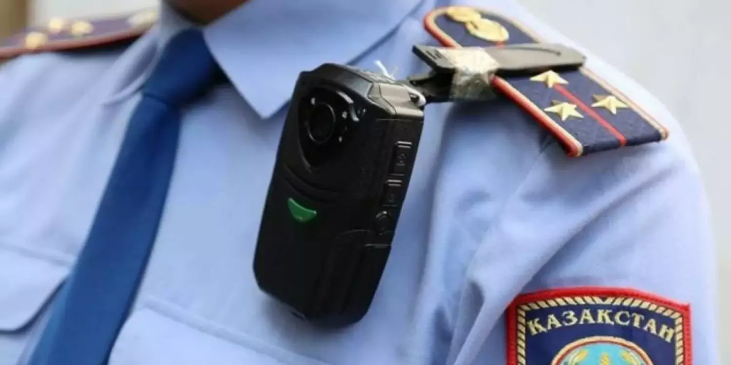 Ақтауда полицейлер өрттен мүмкіндігі шектеулі ер адамды құтқарды