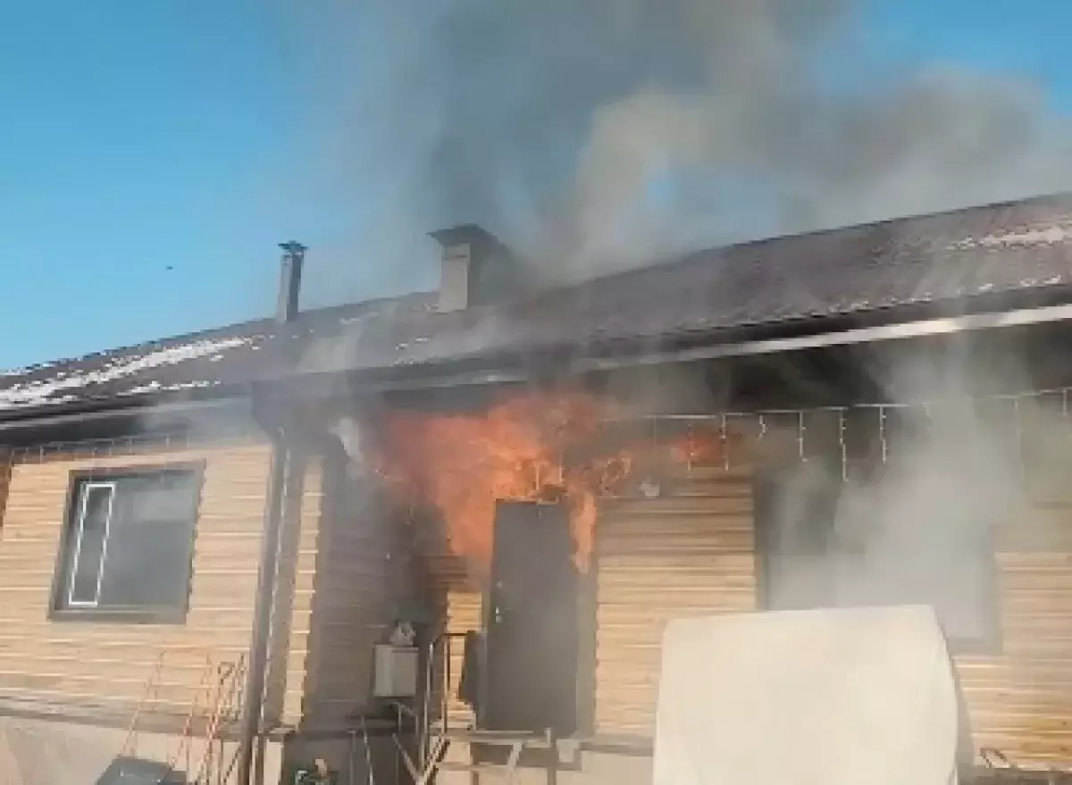 В Караганде огонь охватил деревянную баню