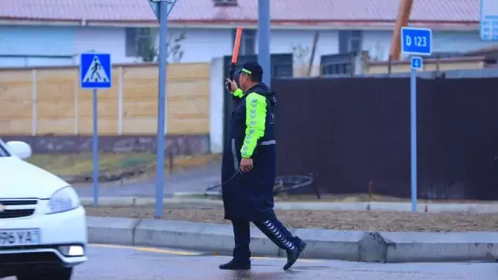 В Ташкенте автобус Yutong сбил курьера на скутере