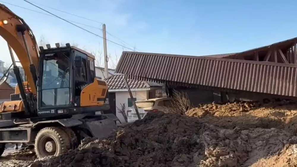 Грунт сошёл с горы в Алматинской области: повреждён автомобиль