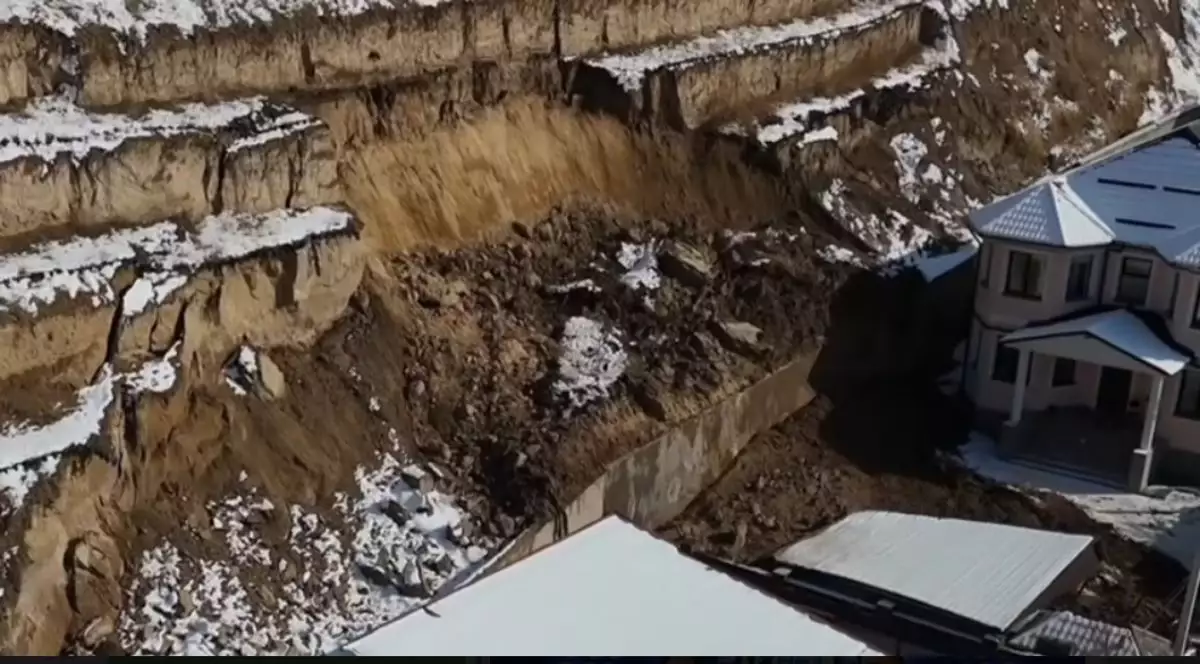 Алматы облысында үйдің аумағына таудан топырақ сырғып кеткен