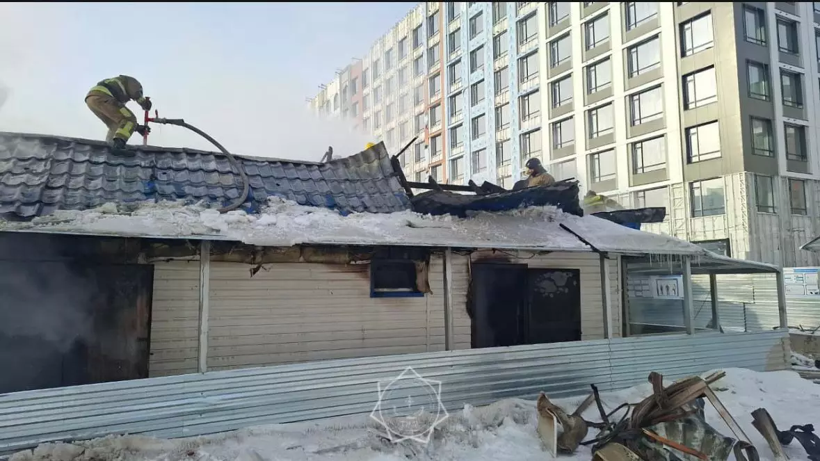 Астанада құрылыс алаңындағы контейнер өртенді