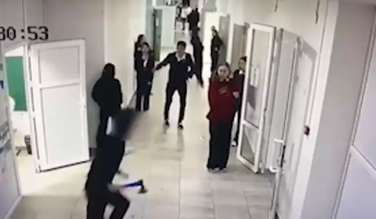 Ученик с топором бегал в школе в Атырауской области: директор лишился должности