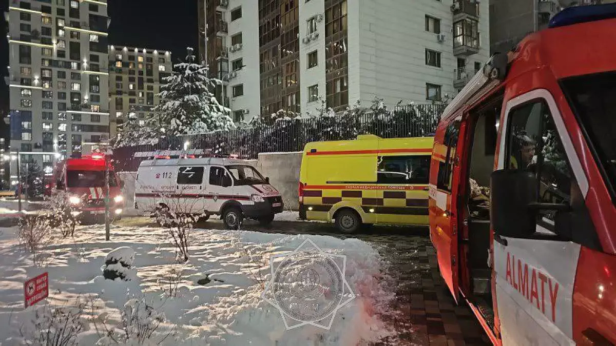 В Алматы тушат пожар в жилом комплексе на Аль-Фараби